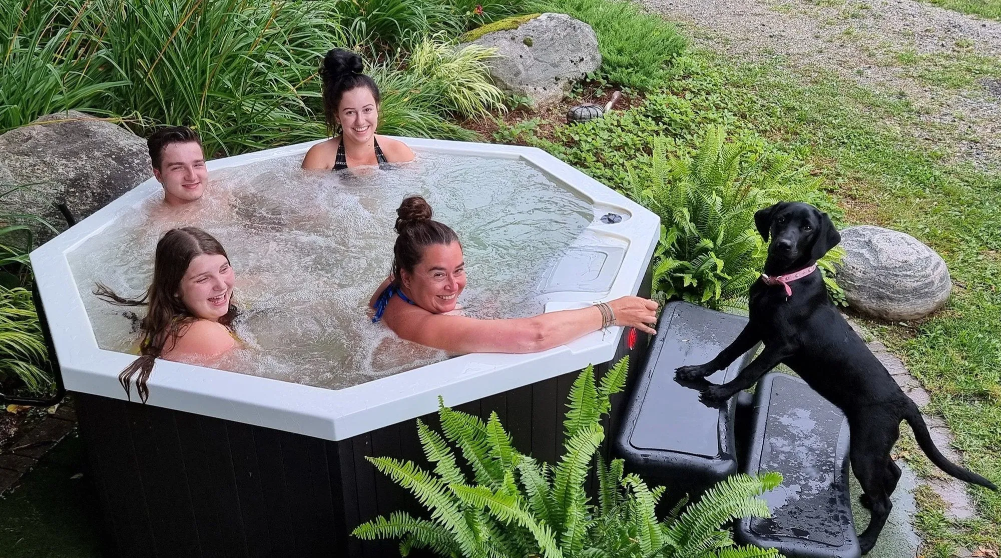 Muskoka AI Patio Spa | 5-Person 14-Jet | 188 x 188 cm